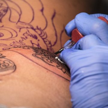 Wyposażenie salonu tatuażu: Najważniejsze narzędzia dla artystów i ich wpływ na jakość pracy