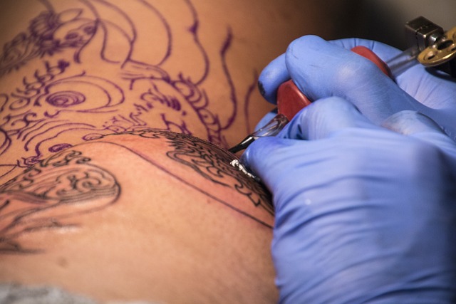 Wyposażenie salonu tatuażu: Najważniejsze narzędzia dla artystów i ich wpływ na jakość pracy