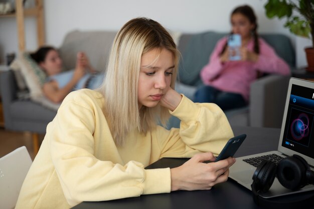 Przeciwdziałanie młodzieżowemu uzależnieniu od cyfrowego świata. Skuteczne strategie i metody terapeutyczne