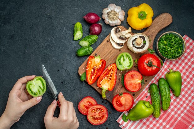 Jak przygotować zdrowe i smaczne dania z sezonowych warzyw dostępnych w Biedronce